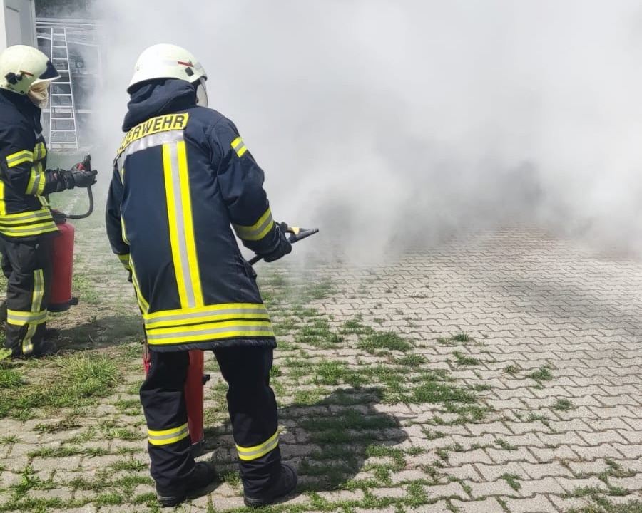 Feuerwehrmann löscht Gasbrand bei Training